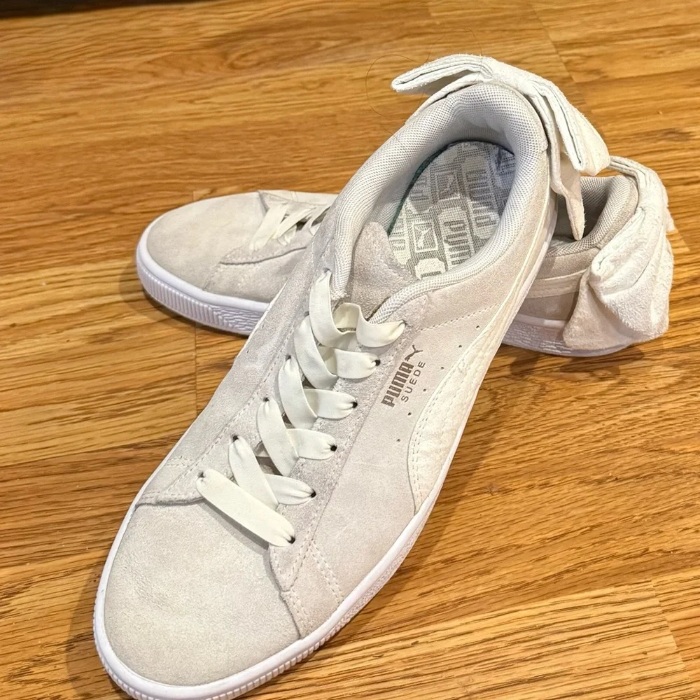 Puma Cream Suede Back Bow Metallic Sneakers Size 9